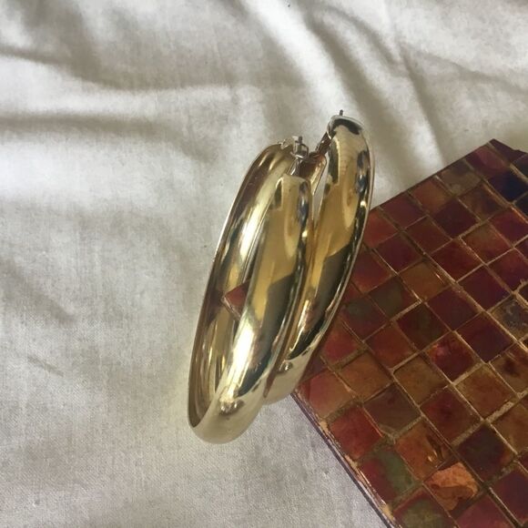 $8 ea or 3/$15. Large Goldtone Knife Edge Hoops - Picture 3 of 5